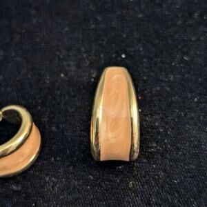 Vintage Signed Napier Peach Swirl Enamel Gold Tone Screw On Half Hoop Earrings